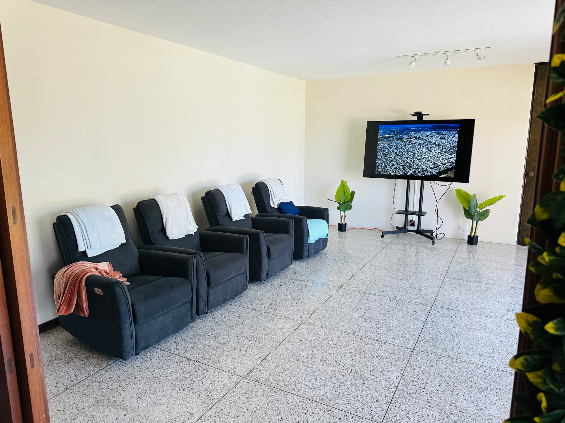 Sala de estar de la Residencia con butacas reclinables para ver televisión