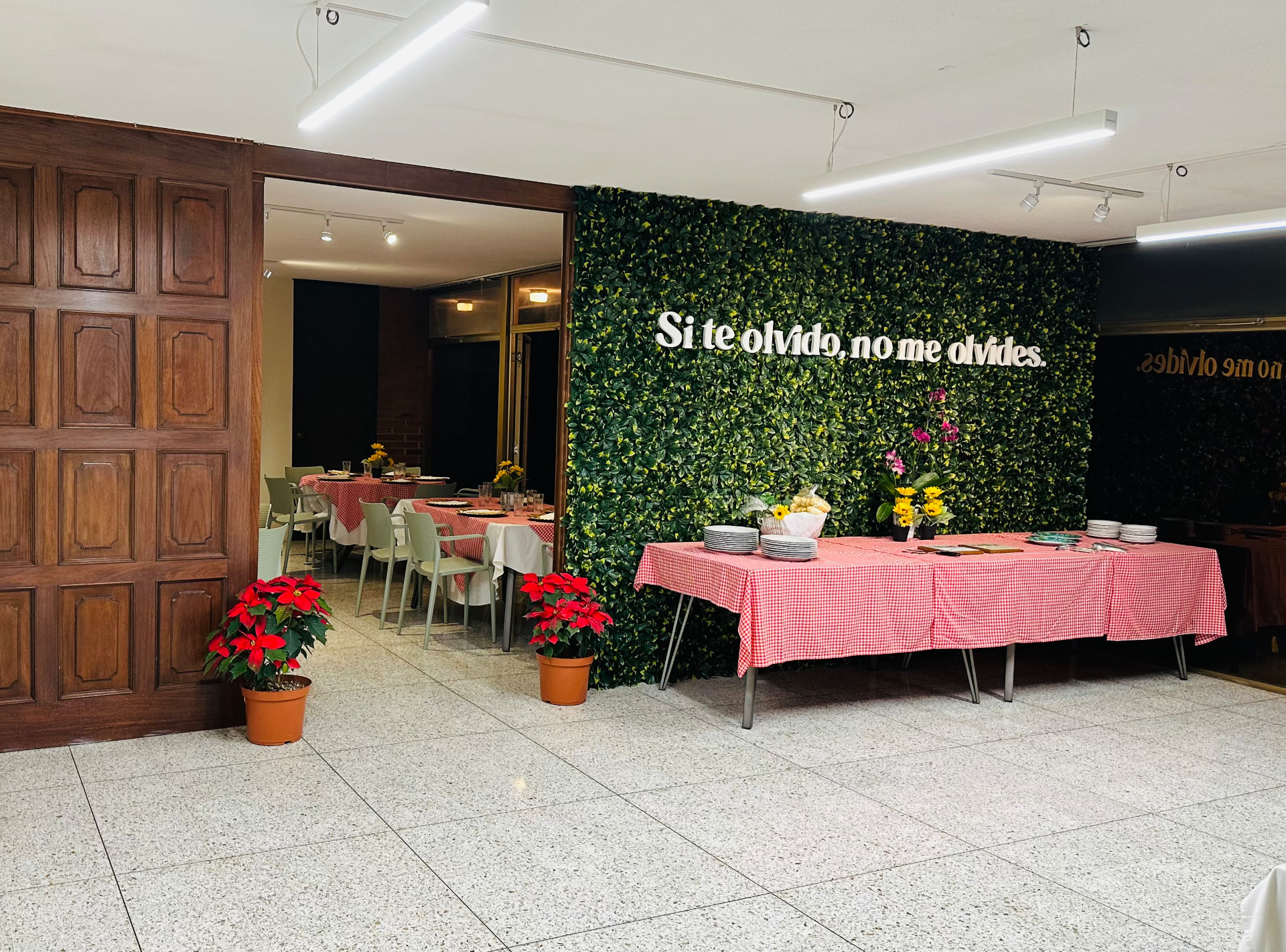 Comedor principal con el muro verde y el mensaje: Si te olvido, no me olvides