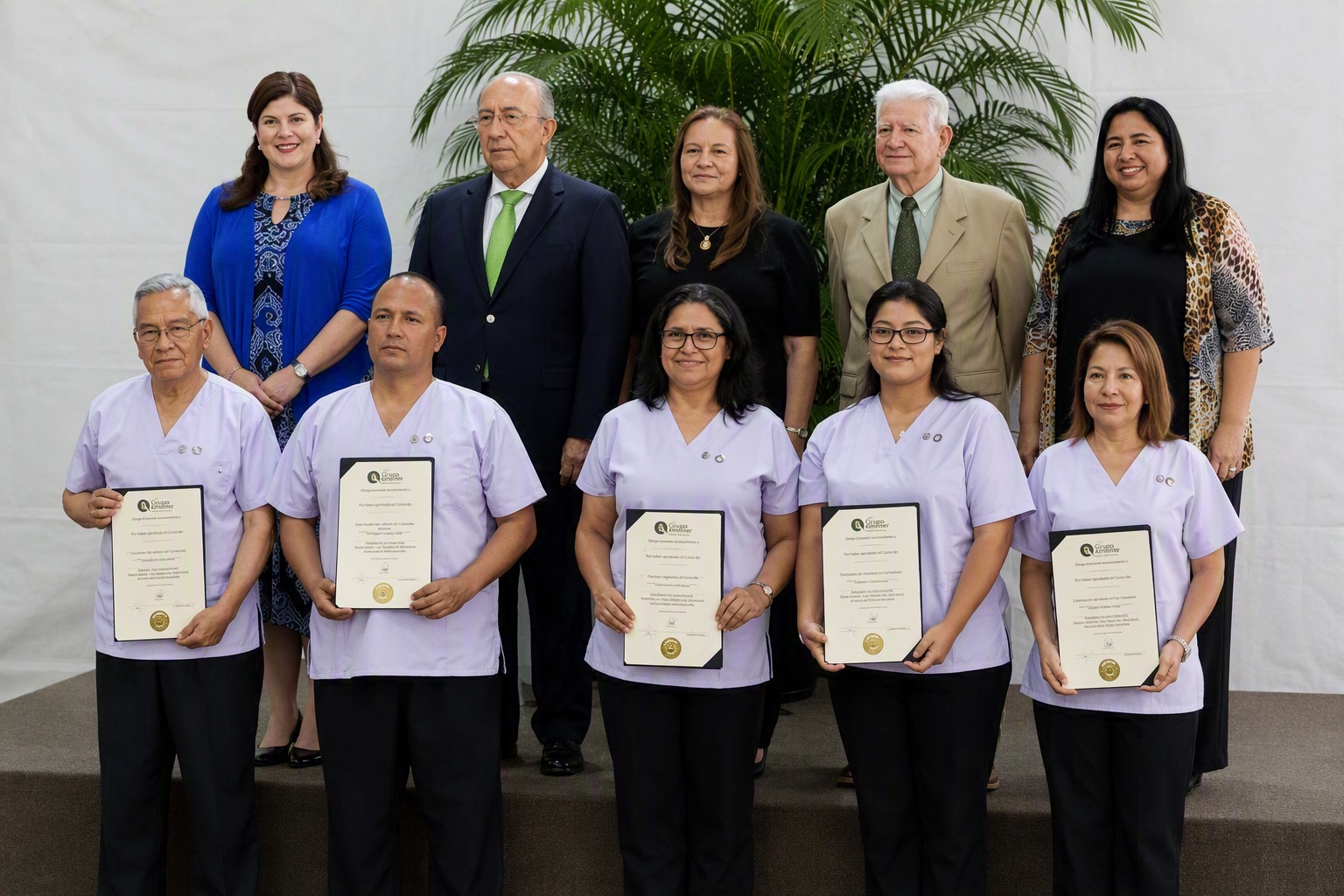 Graduados del diplomado de Grupo Ermita Alzheimer junto a la junta directiva, mostrando sus diplomas