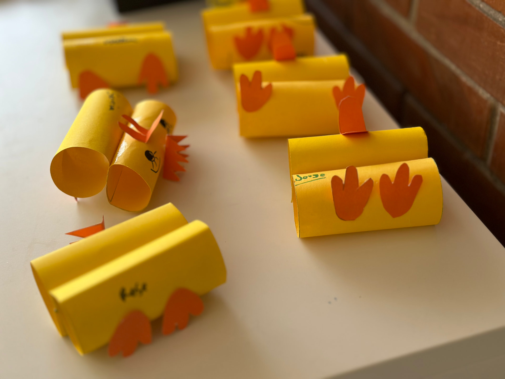Manualidades de papel hechas en las actividades del Centro de día