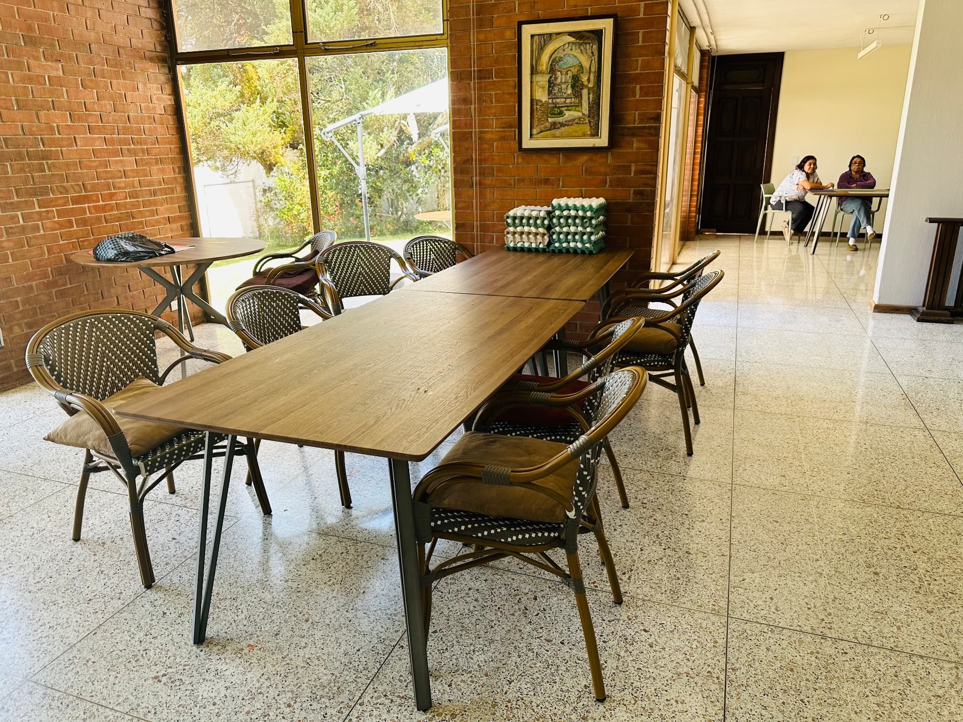 Comedor de la Residencia con mesas y sillas listas para las comidas
